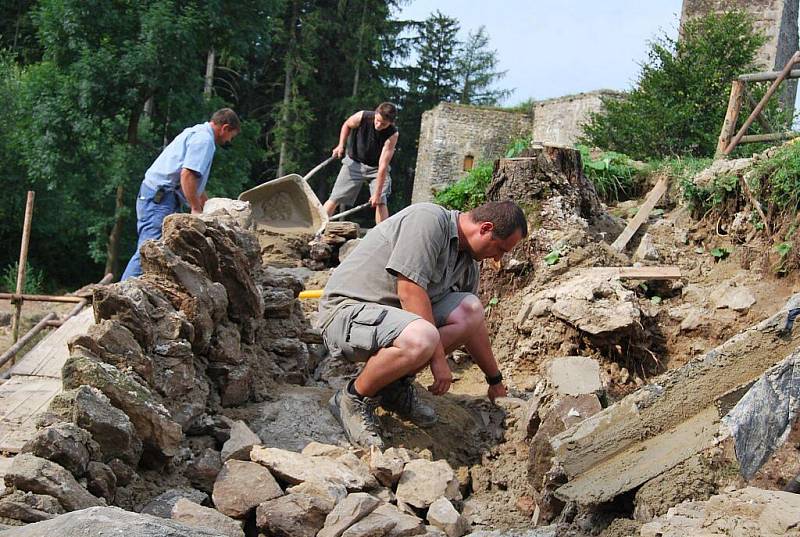 Obnova východní stěny prastarého bastionu připomíná zednickou alchymii. Až řemeslníci z Orlíka odejdou, laik by neměl poznat rozdíl mezi původním valem a novostavbou. 