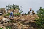 Obnova východní stěny prastarého bastionu připomíná zednickou alchymii. Až řemeslníci z Orlíka odejdou, laik by neměl poznat rozdíl mezi původním valem a novostavbou. 