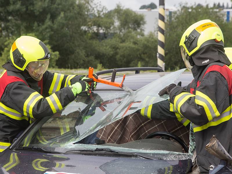 Simulovaný zásah u dopravní nehody vlaku s osobního automobilu.