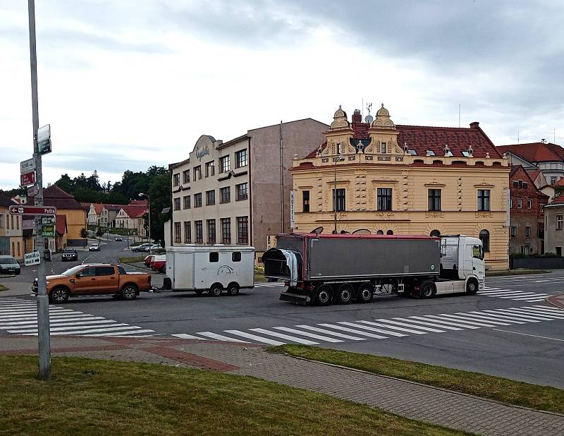 Křižovatka u Albertu v Pacově.