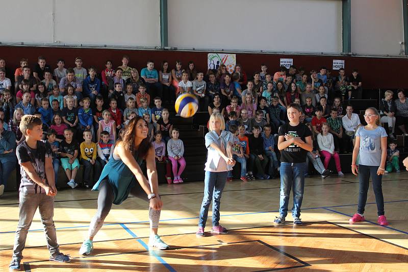 Beachvolejbalistiky Markéta Sluková Nausch a Barbora Hermanová na Základní škole Osvobození v Pelhřimově.