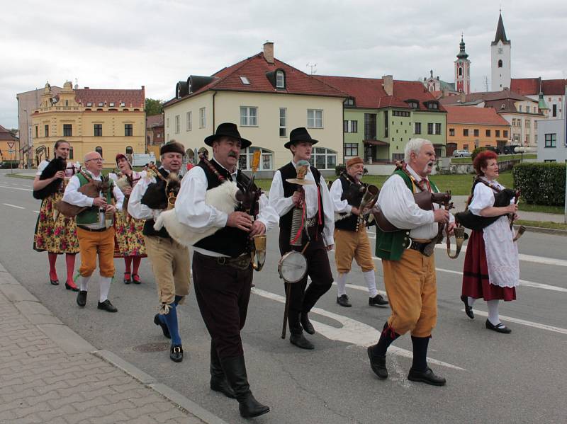 Součást sobotních pacovských dudáckých slavností byl i pochod městem. Folklorní soubory z mnoha koutů České republiky se prošly od pacovského zámku k tamní sokolovně, kde pokračoval zbytek programu.