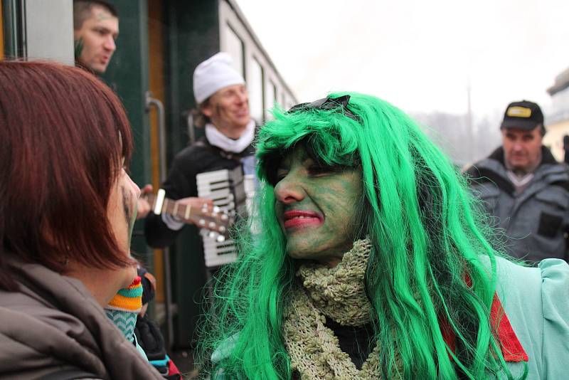 Rej masek odstartoval z vlakového nádraží v Kamenici nad Lipou.