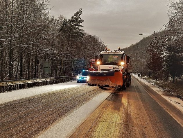 Sníh komplikuje dopravu na Vysočině. Kritický úsek je u Želetavy a Vladislavi
