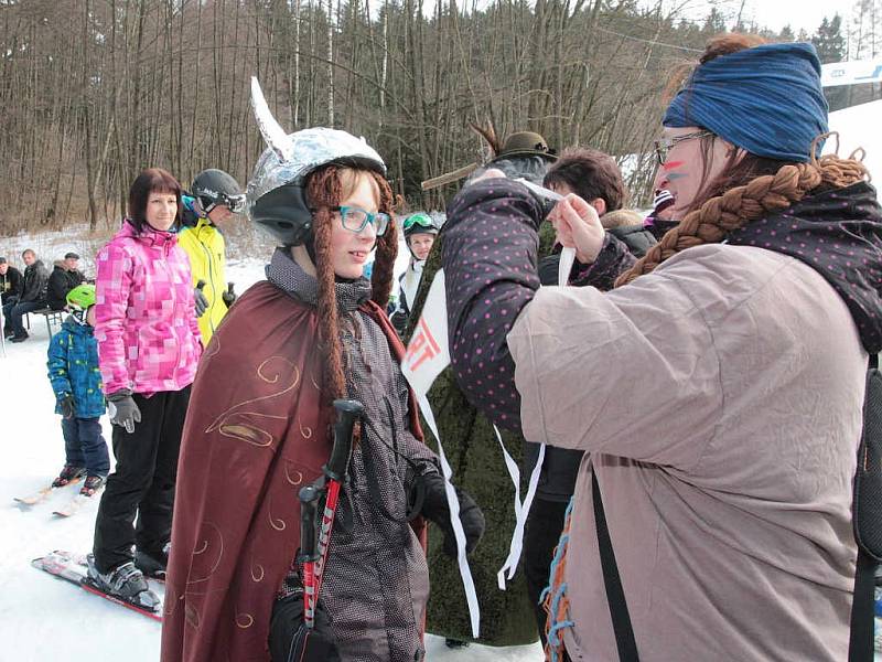 Na sjezdovce u Křešína se konal karneval.