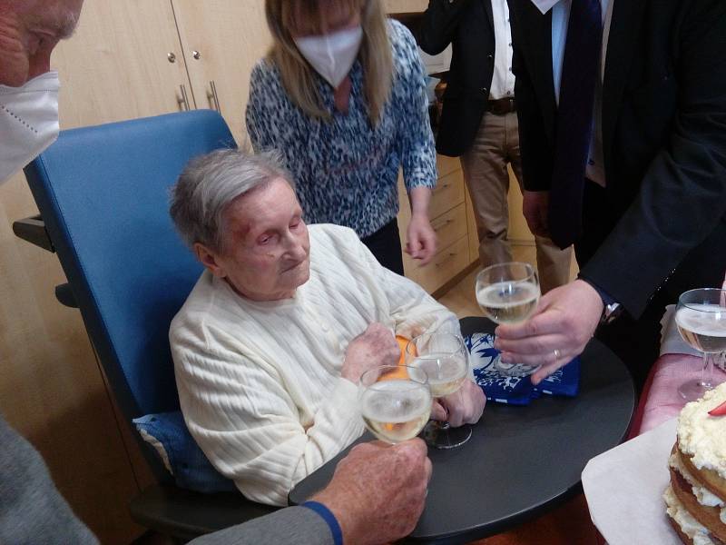 Božena Smrčková, klientka Domova důchodců v Proseči-Obořiště oslavila v úterý 20. dubna krásné životní jubileum.