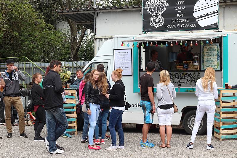 V areálu autobusového nádraží v Počátkách se během uplynulé soboty uskutečnil druhý ročník netradičního Open Air festivalu Design piknik.