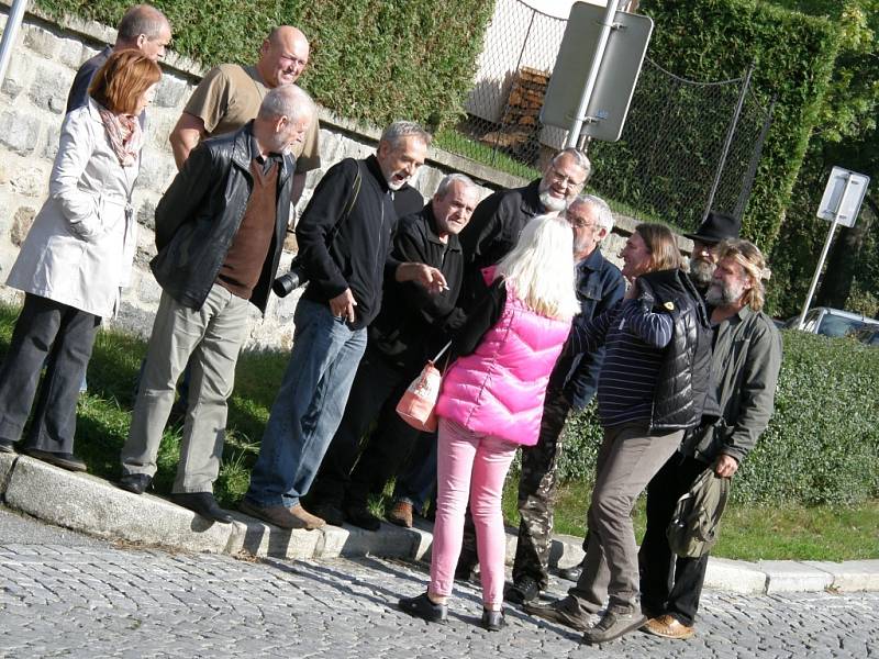 Město Humpolec se postaralo o dopravu balvanu na místo a o úpravu okolí památníku.  Pamětní desku navrhl Jan Zoubek. Zhotovena byla v ateliéru Matouše Holého.