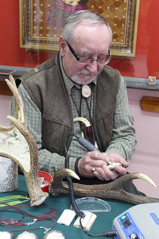 Miroslav Třmínek se díky své zálibě, vyřezávání do parohů, zapsal do české knihy rekordů. 