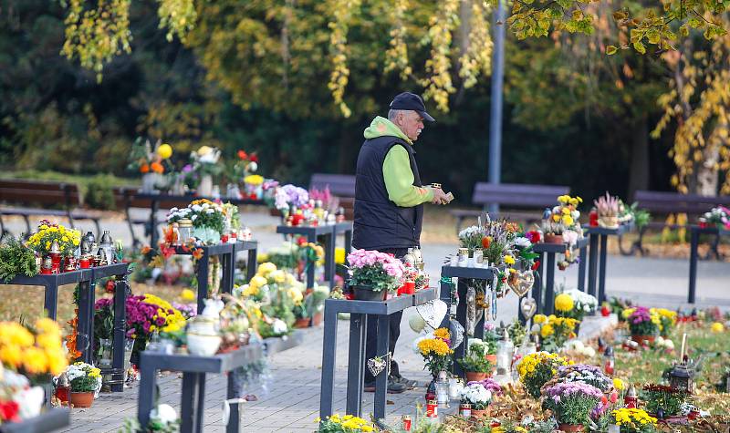 Památka zesnulých či lidově Dušičky na centrálním hřbitově v Pardubicích.