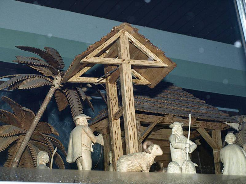 Dřevěný betlém Bohumil Biňovec uklidí podle tradice přesně na Tři krále. 