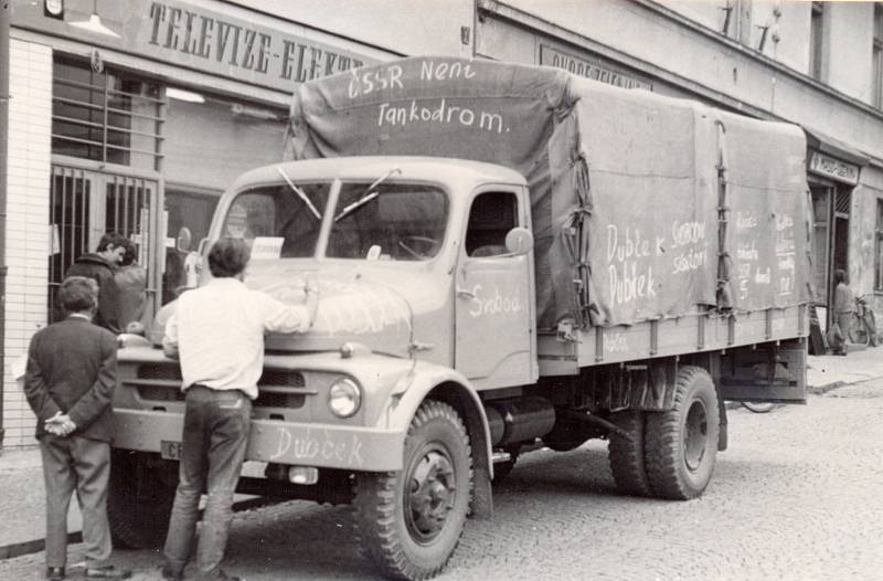 Na fotografii je zachycena humpolecká ulice Jana Zábrany v 60. letech minulého století ulice 1. máje a nákladní automobil s nápisy.