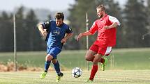 Dělba bodů více vyhovuje košetickým fotbalistům (v červeném), Přibyslav musí doufat v jejich zaváhání.