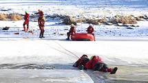 Ve vodní nádrži Trnávka se v úterý 5. února uskutečnil výcvik záchrany osob ze zamrzlé vodní hladiny, kterého se zúčastnili profesionální hasiči z celé Vysočiny.