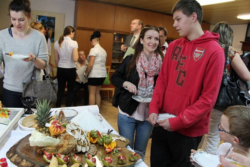 Vyvrcholením čtyřdenního kurzu studené kuchyně na pelhřimovské Vyšší odborné škole a střední škole hotelové byl čtvrteční raut. 