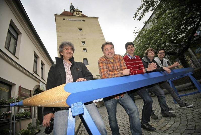 V pondělí v Pelhřimově nechybělo představení unikátního exponátu – největší pastelky u nás, která má na délku 570 centimetrů a průměr 22 centimetrů.  