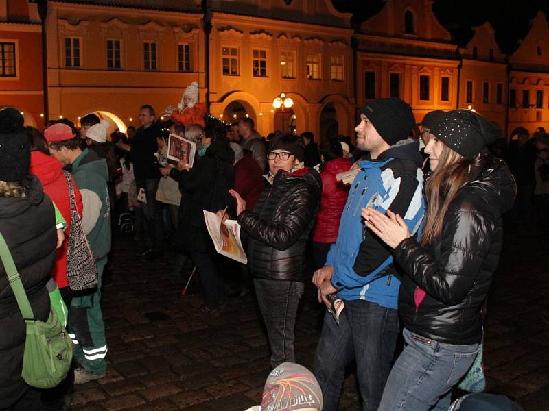 S Deníkem zpívali i lidé v Pelhřimově.