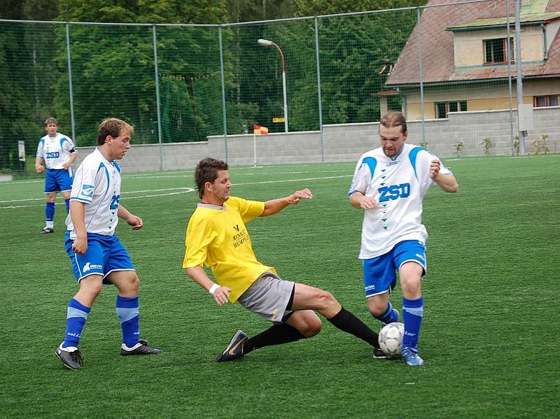 Humpolecký David Holoubek (vlevo) v nastaveném čase rozhodl z penalty utkání s Pohledem.