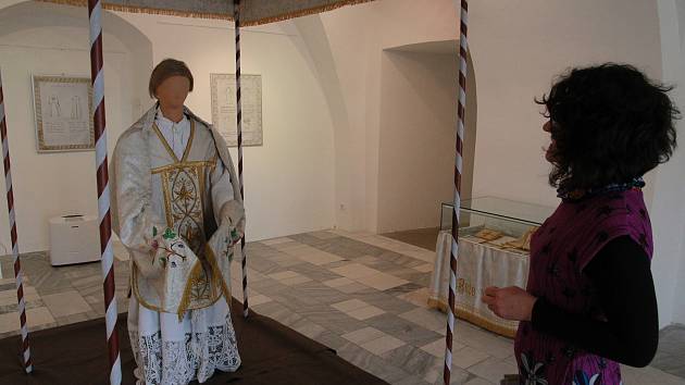 Výstava Látky s vůní kadidla ve výstavní síni zámku pánů z Říčan Muzea Vysočiny Pelhřimov.