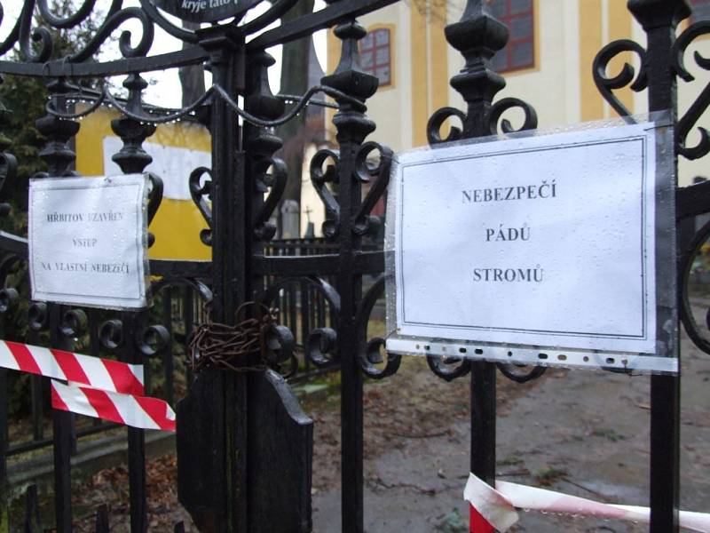 POČÁTKY. Statný listnáč spadl na náhrobky na hřbitově v Počátkách