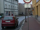 I přes nepřehlédnutelnou dopravní značku zákaz stání si někteří řidiči v Nádražní ulici v Pelhřimově dělají stále co chtějí.