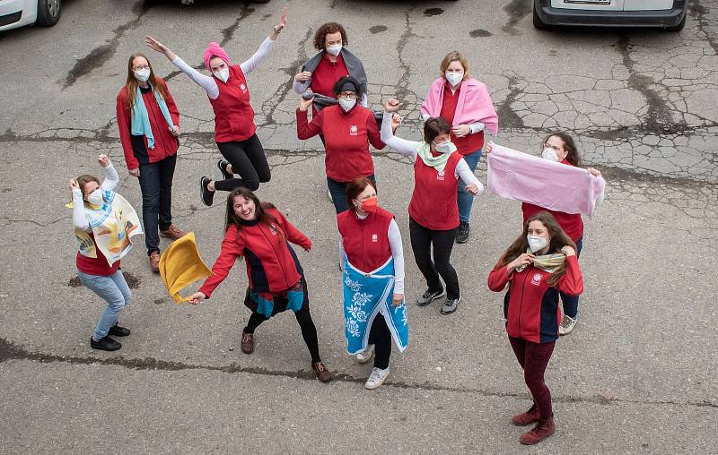 Pracovníci Oblastní charity Pelhřimov vzpomněli v rámci Ručníkového dne, který připadá na 25. května, na spisovatele Douglase Adamse.