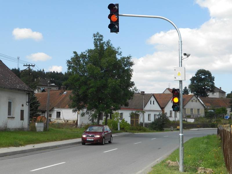 Nižší rychlost mají zajistit v Zajíčkově dva nové zpomalovací semofory ve směrech od Pelhřimova a od Horní Cerekve. 