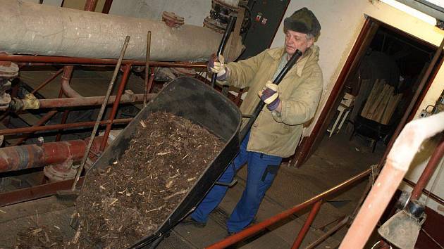 Školní topič Jiří Vokřál (na snímku) si vytápění biomasou pochvaluje. Nejen, že ušetří, ale vytápění biomasou je také šetrnější k životnímu prostředí. 