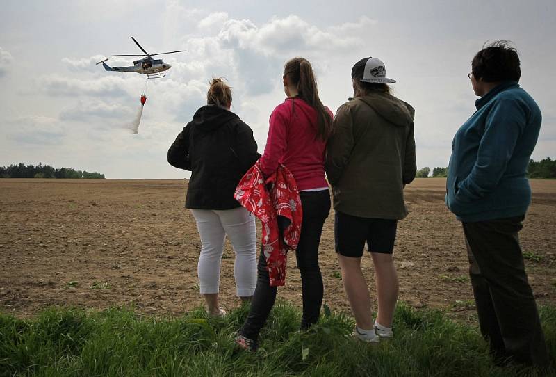 Pokud by velitel zásahu uznal, že je nutné k hašení požáru ve špatně přístupném terénu povolat pomoc, z Prahy, nebo z Brna by na Vysočinu dorazil policejní vrtulník se závěsným vakem.