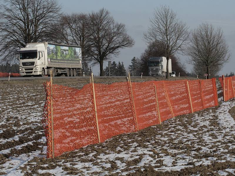 Ještě v úterý 6. února zůstávaly plastové oranžové zásněžky u Leskovice "bez práce". Také je nejspíš "zaměstná" ohlášené sněžení ze středy na čtvrtek.