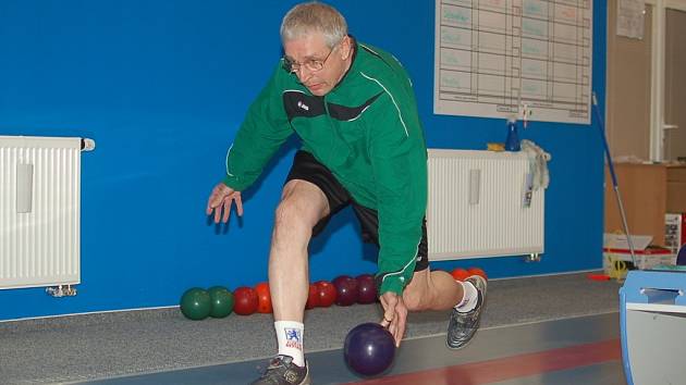 Kuželkáři Kamenice nad Lipou B (na snímku je Václav Rychtařík) se v krajském přeboru posunuli na první příčku. Pomohla jim k tomu výhra nad Třebíčí D. 