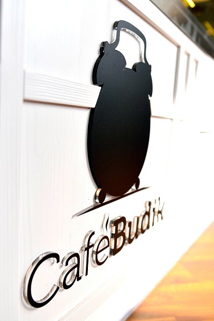 Kavárna Café Budík funguje v Černovicích už téměř osm let.