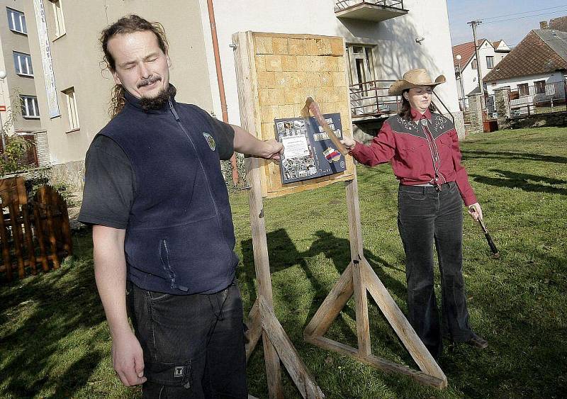 Křest nové Ćeské knihy rekordů prošpikované  létajícími dýkami Františka „Feryho“ Olborta se vydařil. 