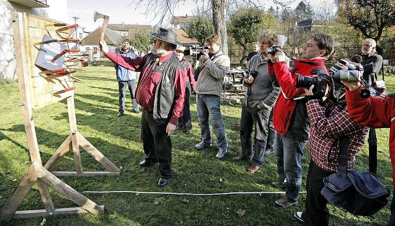 Křest nové Ćeské knihy rekordů prošpikované  létajícími dýkami Františka „Feryho“ Olborta se vydařil. 