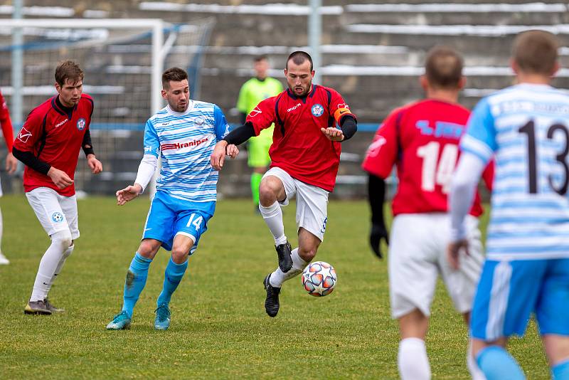 V nedělním krajském derby mezi divizními fotbalisty Humpolce (v modrém) a hostujícím Slavojem Polná (v červených dresech) se z výhry radoval domácí celek.