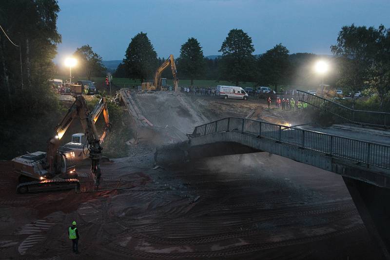 Demolice dvou dálničních nadjezdů ze soboty 12. května na neděli 13. května u Hněvkovic a Jiřic.