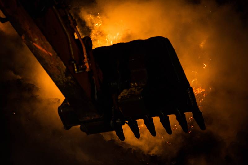Na okraji obce Nová Cerekev na Pelhřimovsku mají hasiči plné ruce práce s požárem uskladněné dřevotřískové drti.