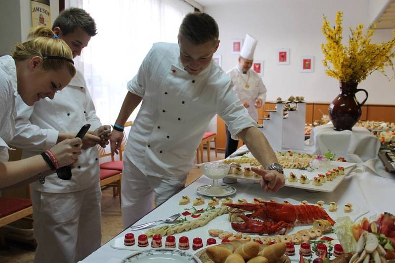 Vyvrcholením čtyřdenního kurzu studené kuchyně na pelhřimovské Vyšší odborné škole a střední škole hotelové byl čtvrteční raut. 