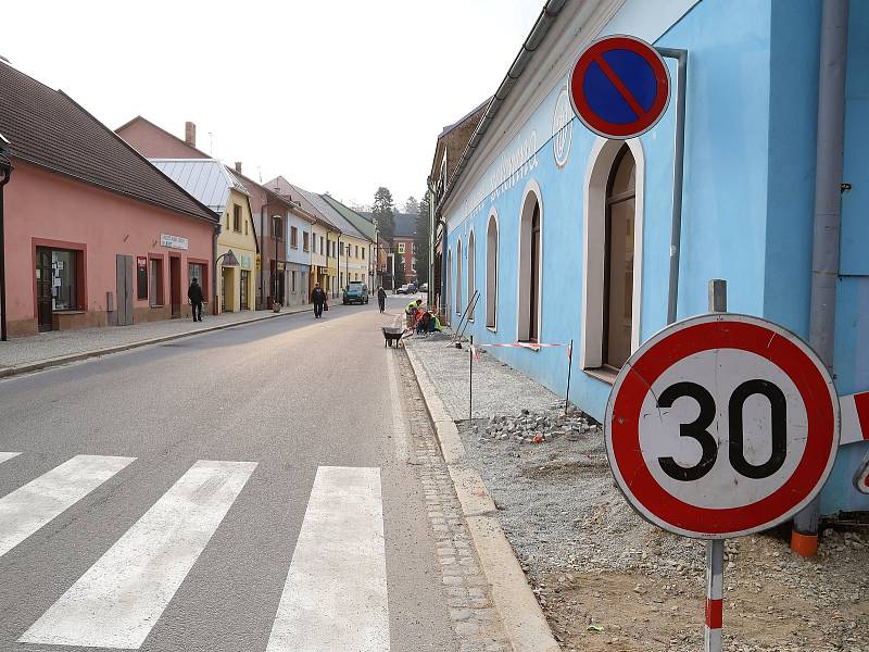 V Kamenici nad Lipou dokončují rekonstrukci Vackovy ulice.