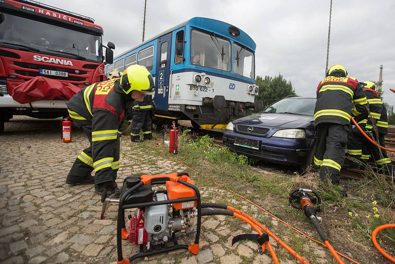 Simulovaný zásah u dopravní nehody vlaku s osobního automobilu.