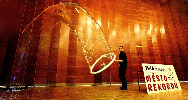 2010 – Matěj Kodeš dokázal udělat za pomoci speciální směsi a obřího bublifuku mýdlovou bublinu o délce 24,10 metru a průměru sedmdesát centimetrů.