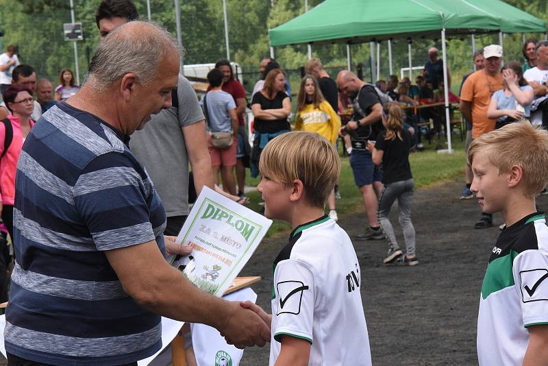 Fotbalového turnaje přípravek v Kamenici nad Lipou se zúčastnilo šestnáct týmů. Po osmi v každé kategorii.