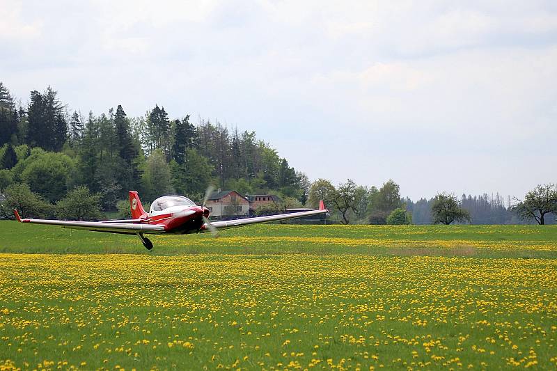 Setkání pilotů na letišti v Kejžlici