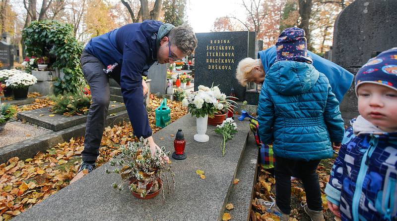 Památka zesnulých či lidově Dušičky na centrálním hřbitově v Pardubicích.