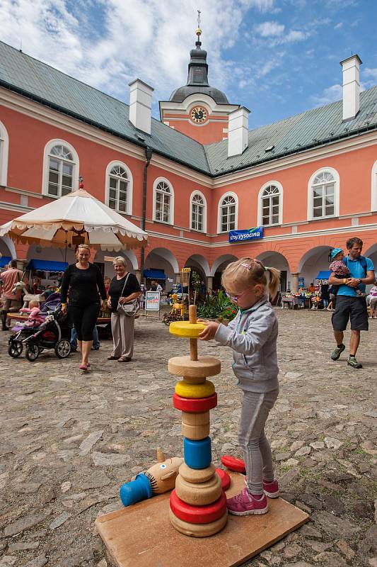 Hračkobraní, festival hraček z přírodního materiálu na zámku v Kamenici nad Lipou.