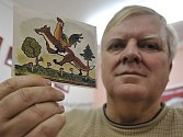 Alois Urbánek (na snímku) s nejvzácnější ladovskou pohlednicí, které bylo vytištěno jen minimum kusů. Jeho sbírka, kterou založil před čtyřiceti lety, čítá 2 539 pohlednic. 