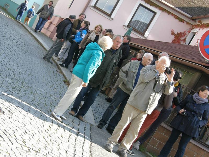 Město Humpolec se postaralo o dopravu balvanu na místo a o úpravu okolí památníku.  Pamětní desku navrhl Jan Zoubek. Zhotovena byla v ateliéru Matouše Holého.