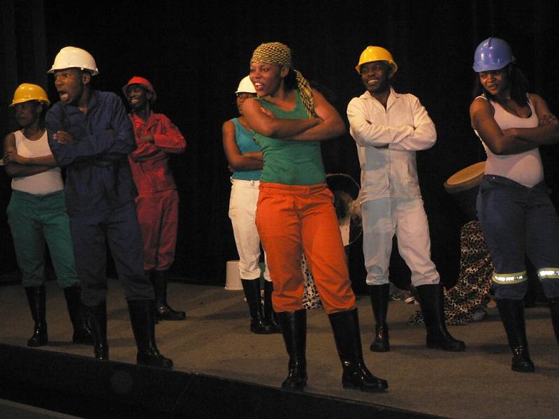 Vystoupení devítičlenné africké skupiny studentů umělecké školy v Bulawayo v Zimbabwe.