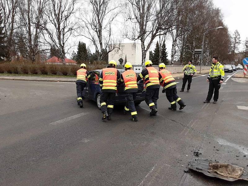 U nehody v Humpolci zasahovali také hasiči. Foto: poskytl HZS Kraje Vysočina