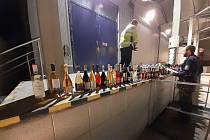 Celkem vysočinští celníci našli v dodávce 958,3 litrů vína a 242,4 litrů lihovin různých značek.